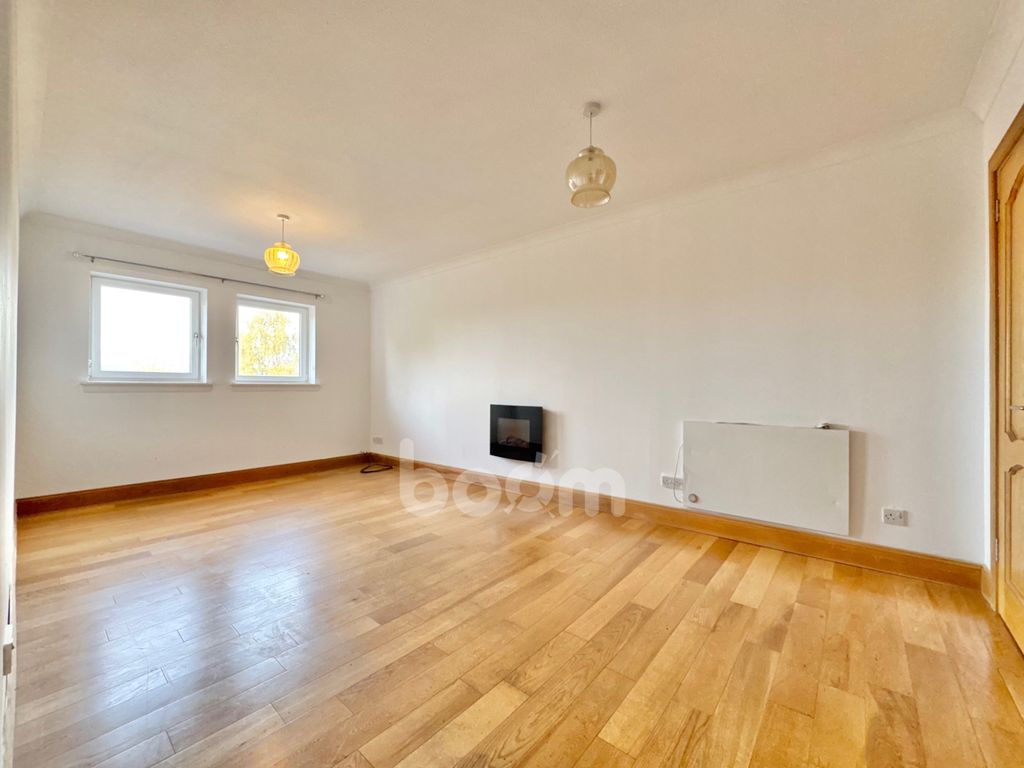 Property photo 2 of 23 Medine Court, Beith Lounge Pic