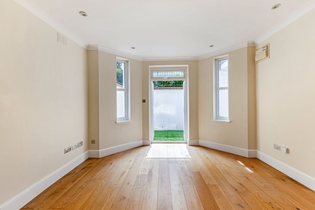 Property photo 3 of 10 110106_Flat 10 Ho...