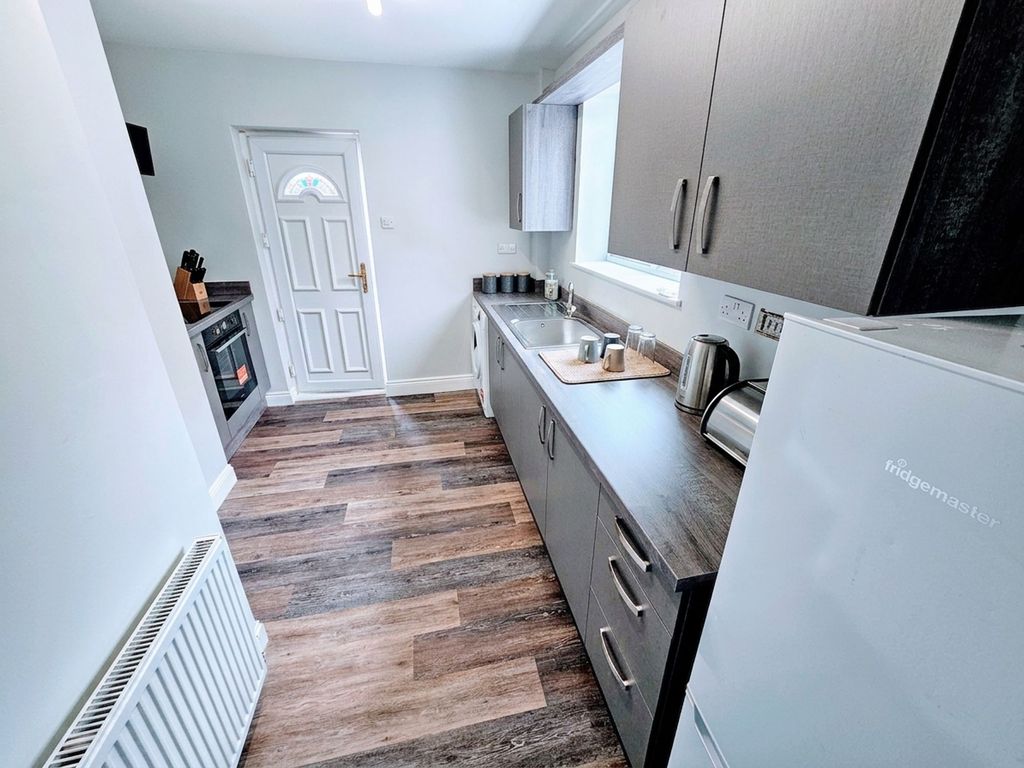 Property photo 3 of 10 Kitchen