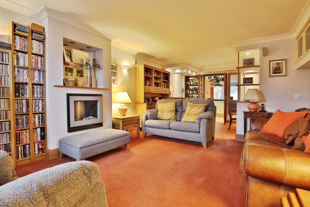 Property photo 3 of 18 Lounge