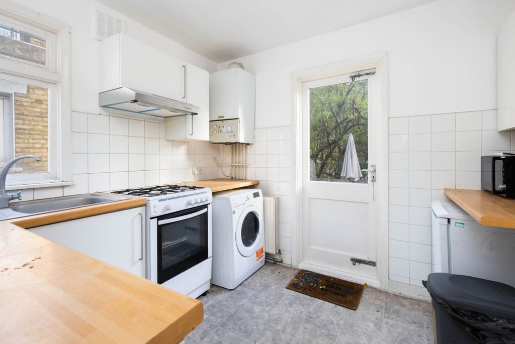 Property photo 3 of 12 Kitchen