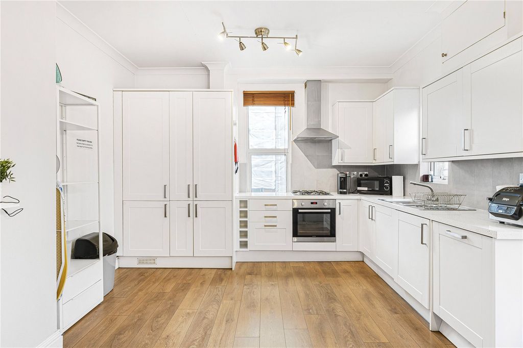 Property photo 2 of 16 Kitchen/Reception