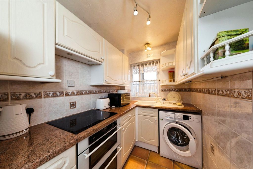 Property photo 3 of 10 Kitchen