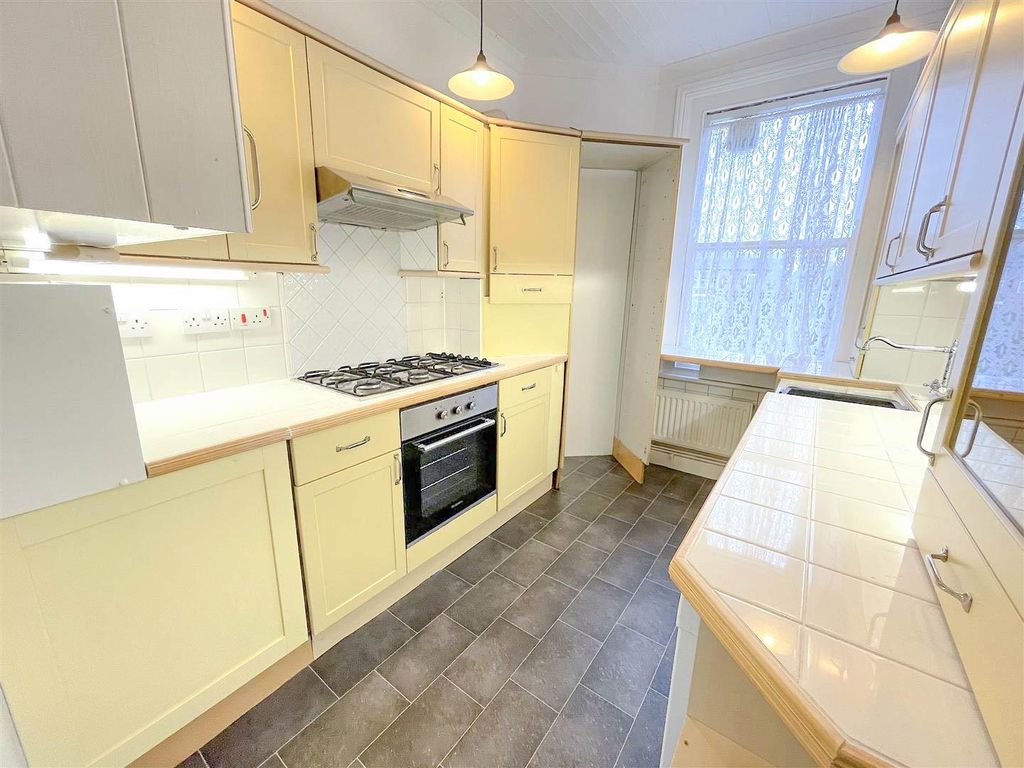 Property photo 2 of 10 Kitchen