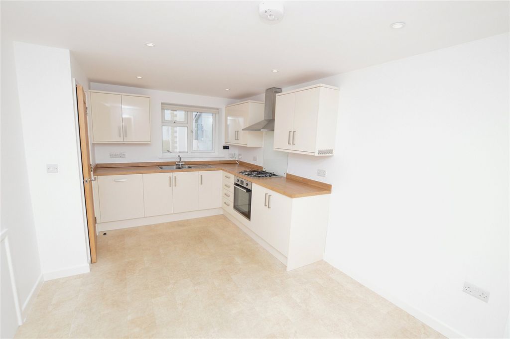 Property photo 2 of 8 Picture No. 12