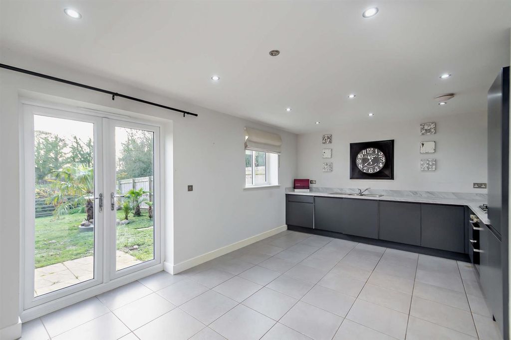 Property photo 3 of 27 8671042-Interior07-800.Jpg