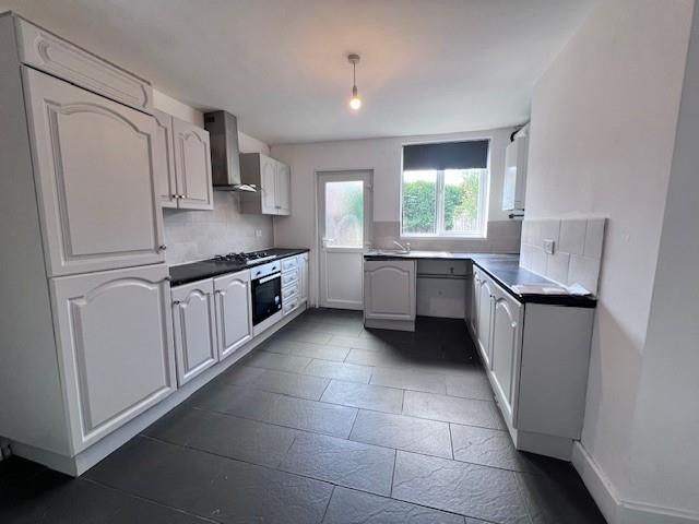 Property photo 3 of 8 4 Doncaster Grove Kitchen.Jpg