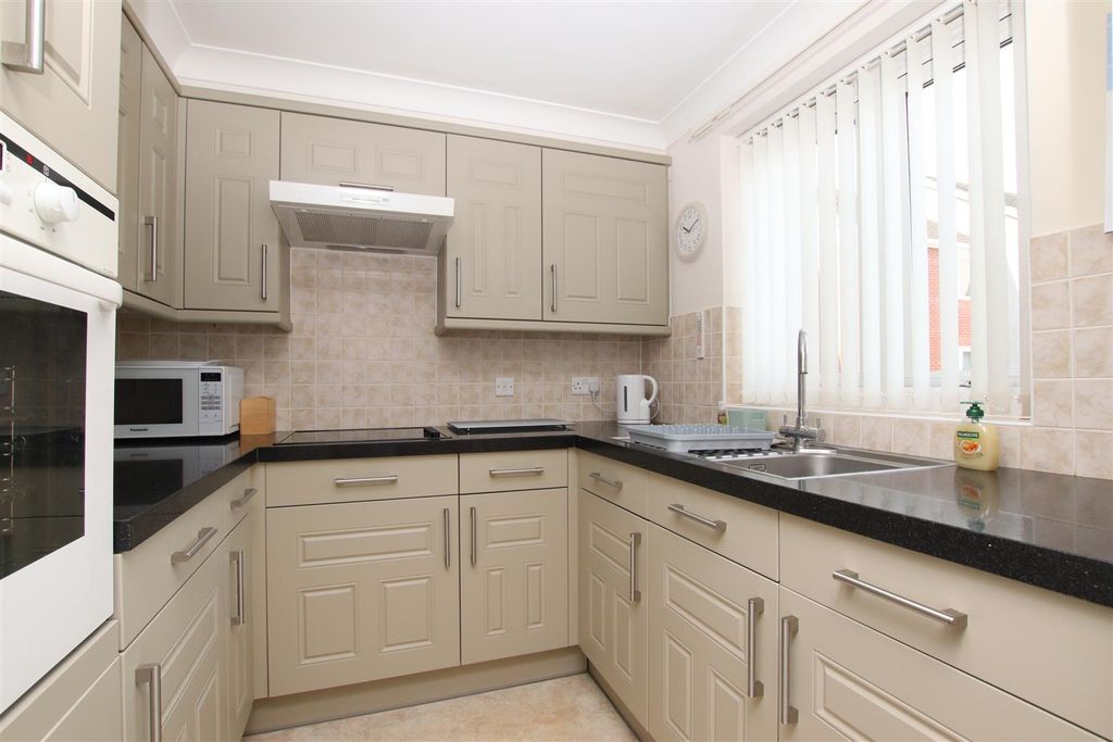 Property photo 3 of 10 Kitchen.Jpg