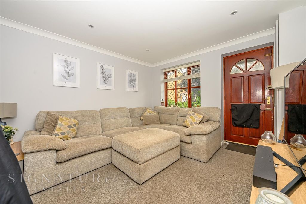Property photo 2 of 11 Lounge.Jpg