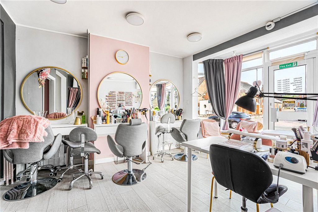 Property photo 2 of 18 Salon