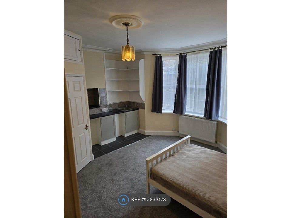 Property photo 2 of 13 Bedroom - Kitchenette