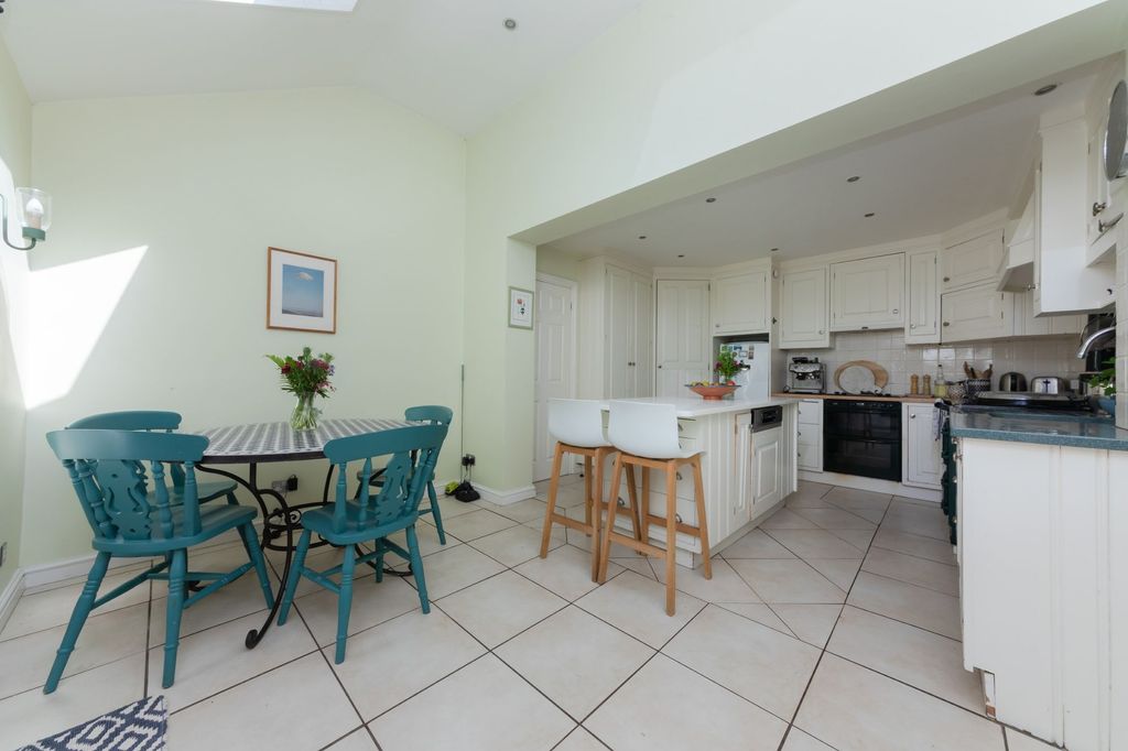 Property photo 3 of 28