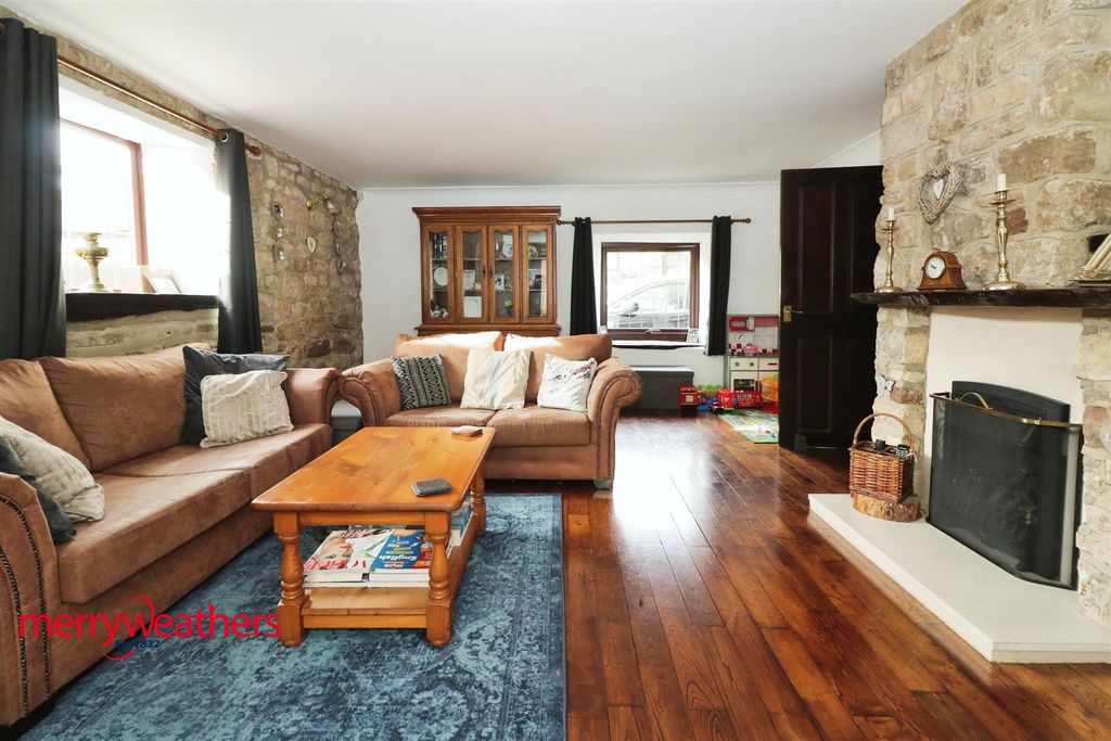 Property photo 2 of 19 Lounge