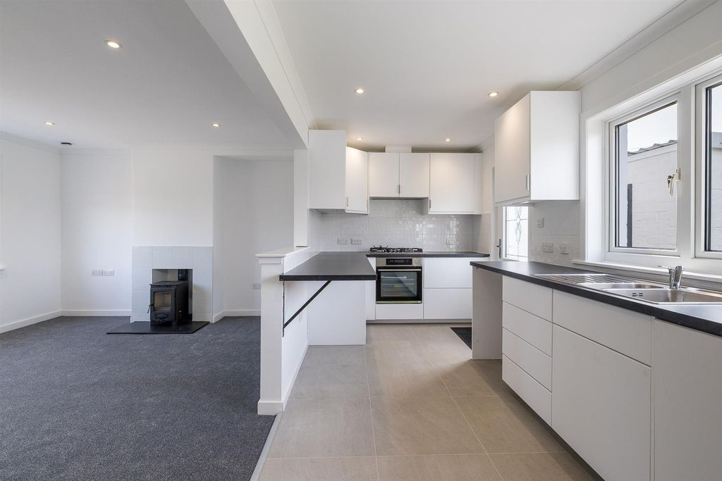 Property photo 2 of 22 3, Green Road Balbeggie-21.Jpg