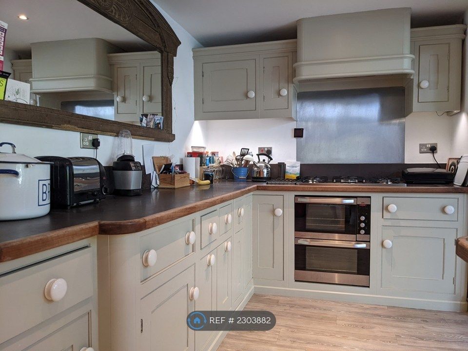 Property photo 2 of 18 Kitchen
