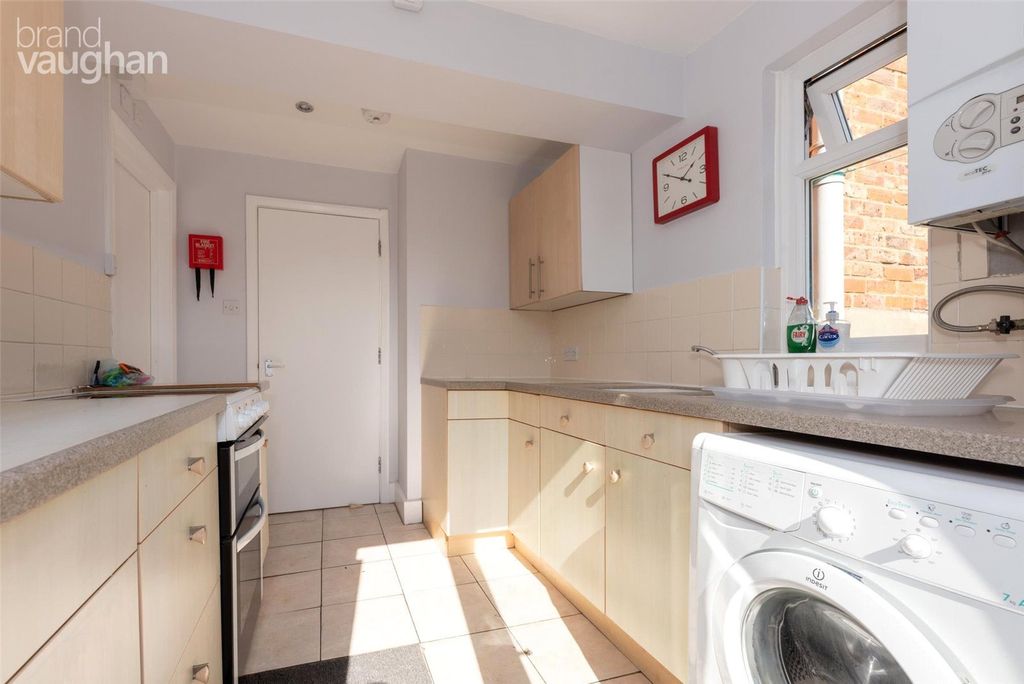 Property photo 3 of 7 Kitchen