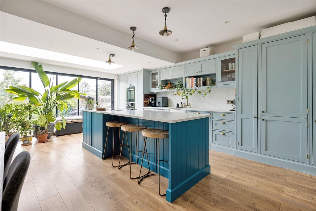 Property photo 3 of 36 Mapperley Drive, Ig8