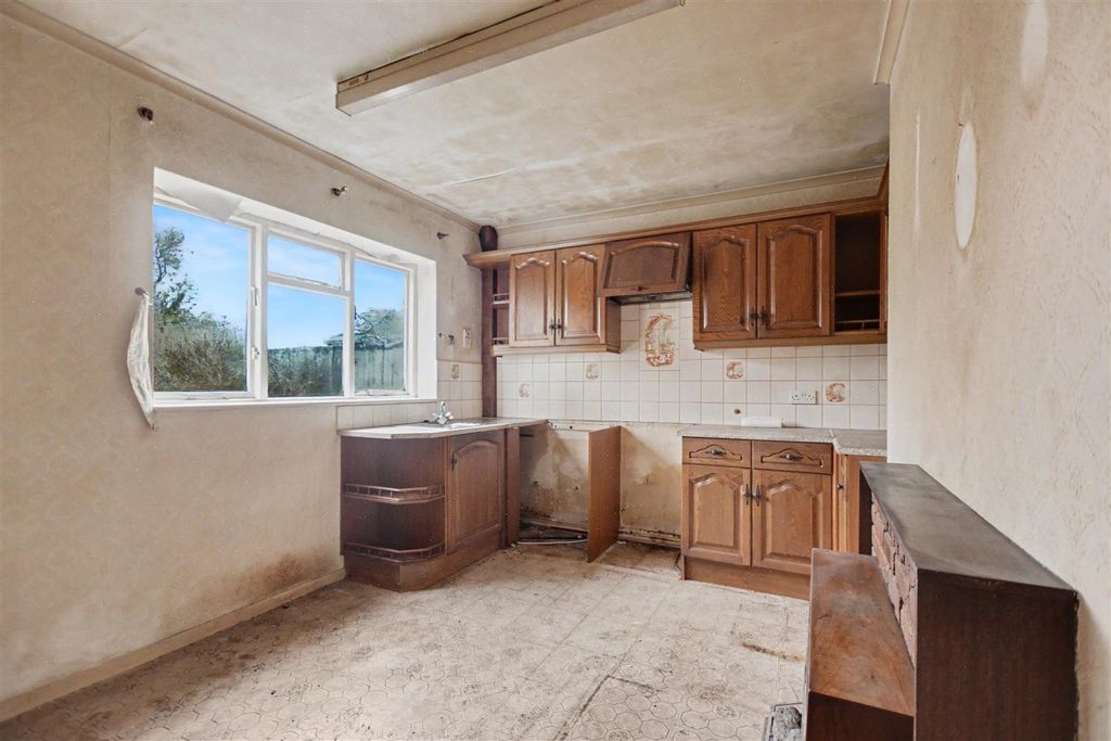 Property photo 3 of 18 Kitchen