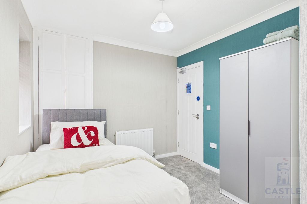 Property photo 1 of 7 Room 3