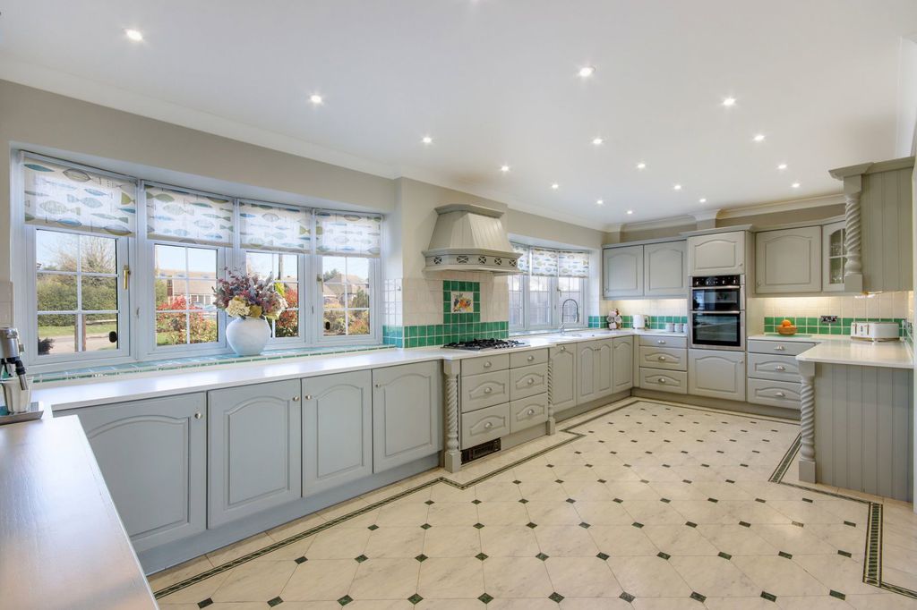 Property photo 3 of 25