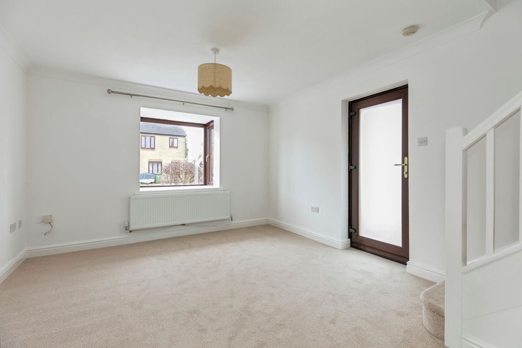 Property photo 2 of 16 Lounge