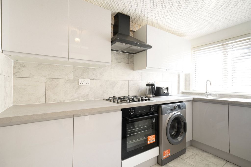 Property photo 3 of 8 Kitchen