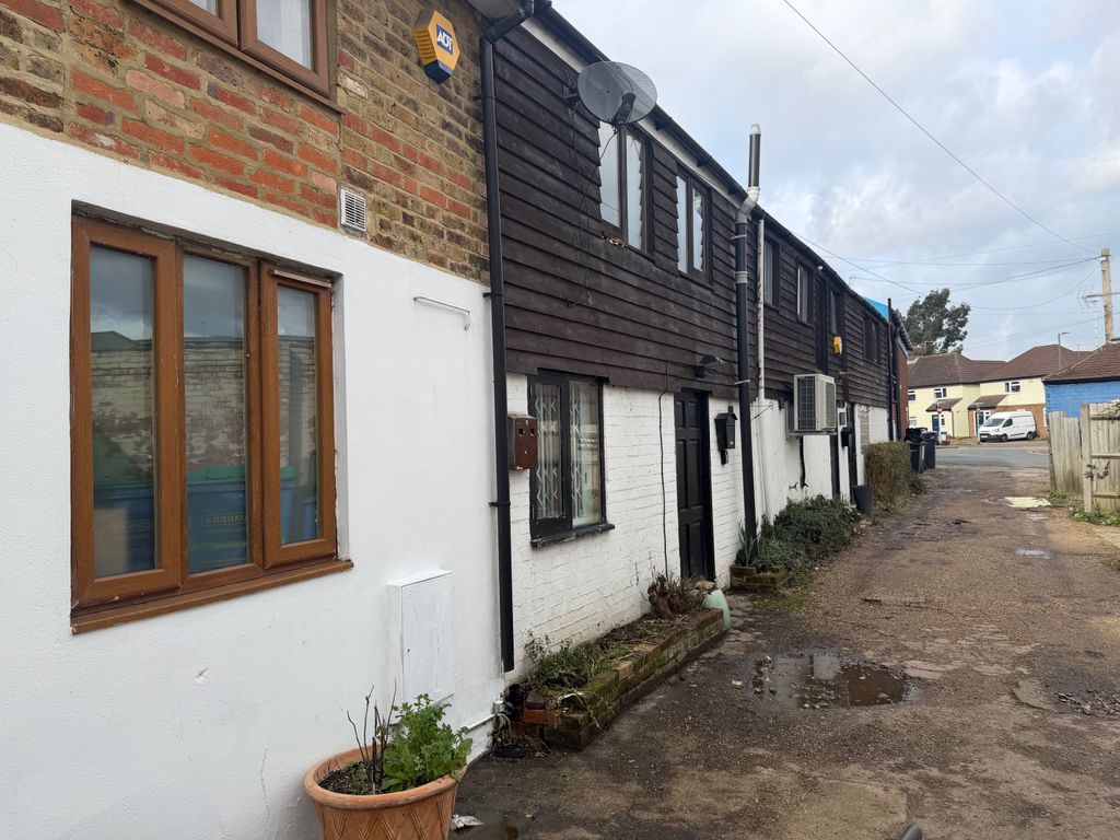 Property photo 2 of 25