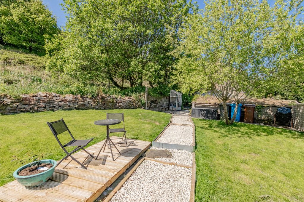 Property photo 2 of 33 Side Garden