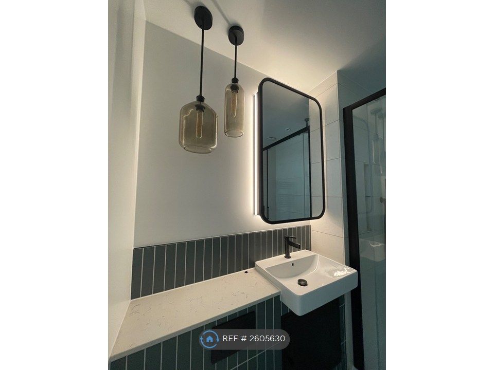 Property photo 3 of 11 En-Suite Bathroom