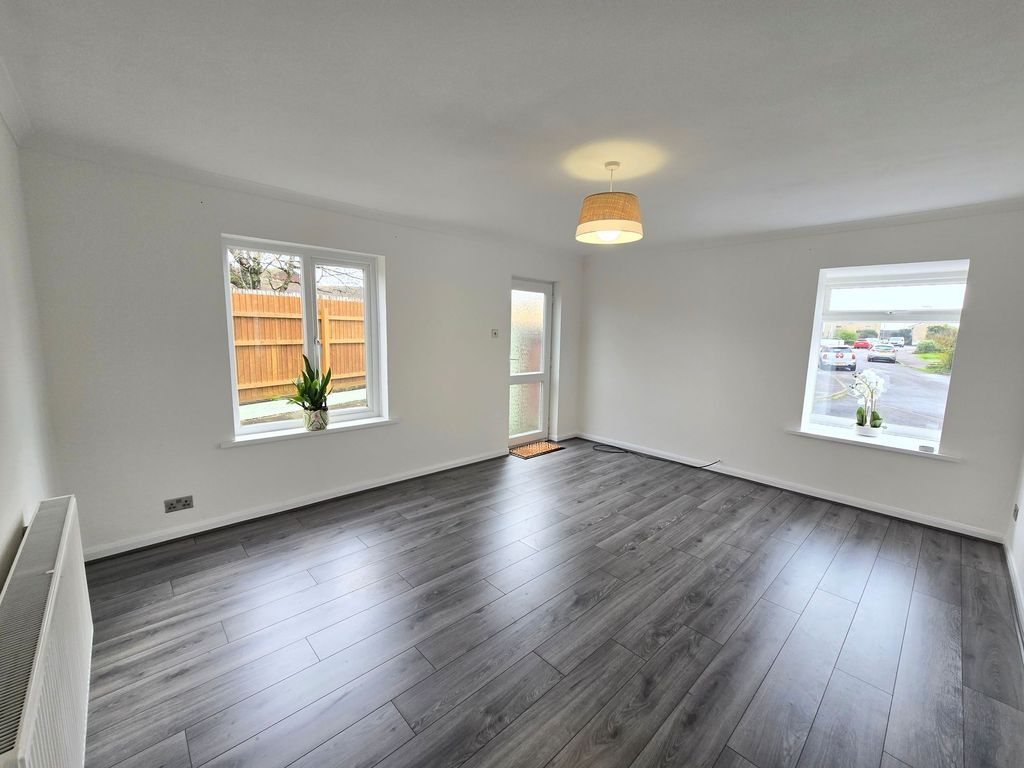 Property photo 3 of 20 Lounge