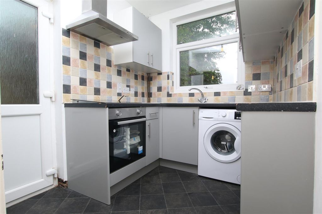 Property photo 2 of 9 Kitchen