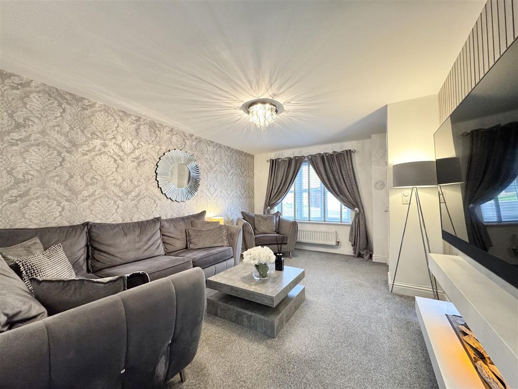 Property photo 3 of 24 Lounge