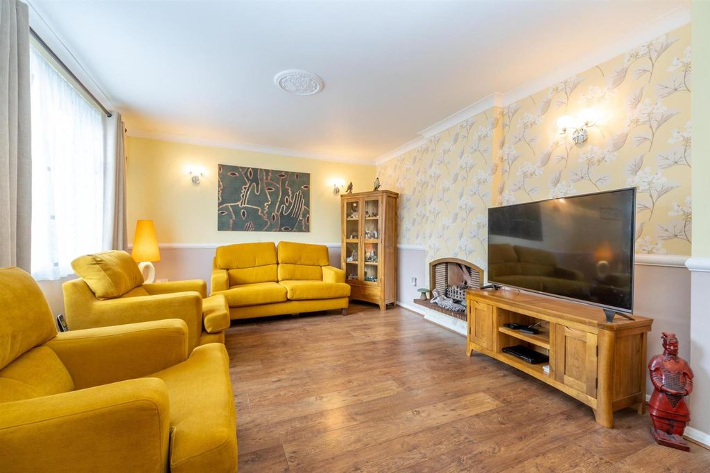 Property photo 3 of 21 Lounge