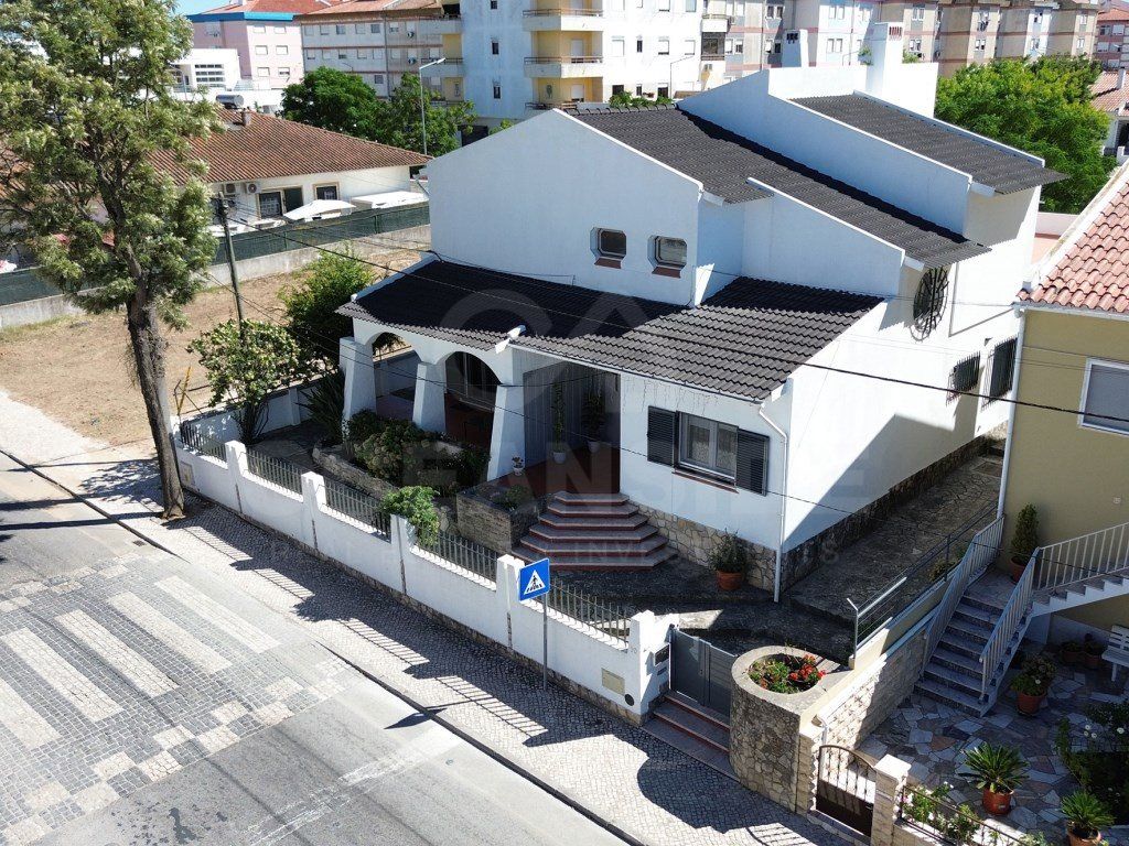 Property photo 1 of 60 Renovated 6+1 Bedroom House In Benavente