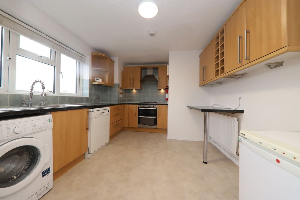 Property photo 3 of 12 Kitchen
