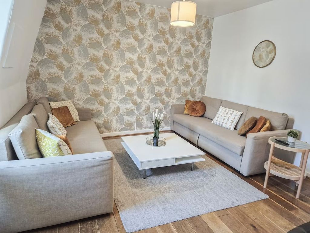 Property photo 1 of 11 One Bedroom Flat To Let On Oxford Street
