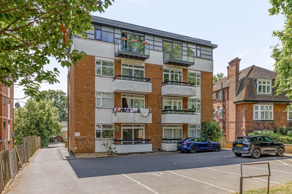 Property photo 1 of 12 10 Lawrence Court, Se26 - 12
