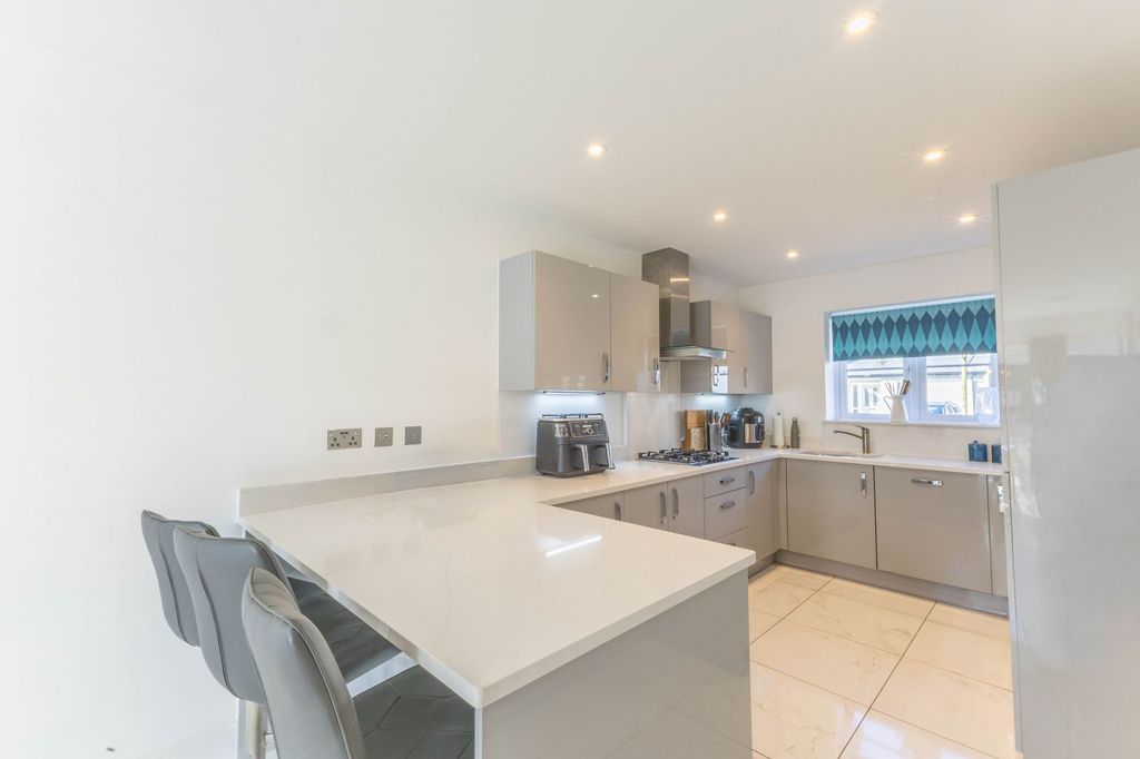 Property photo 2 of 34