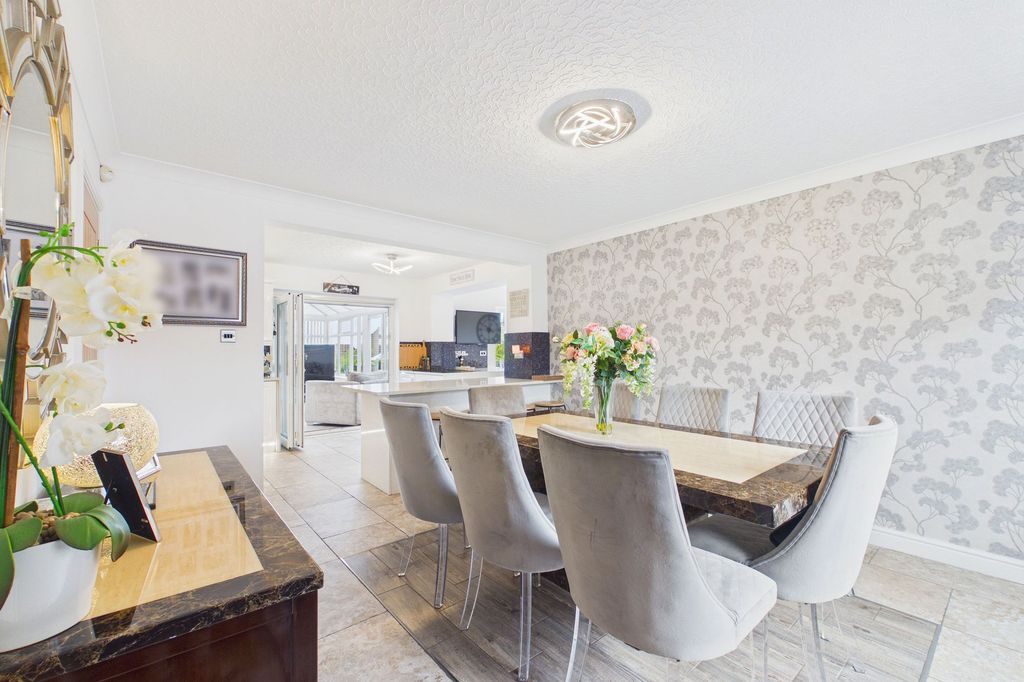 Property photo 1 of 33