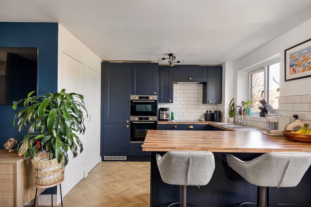 Property photo 3 of 22 2, Brockway Close E11
