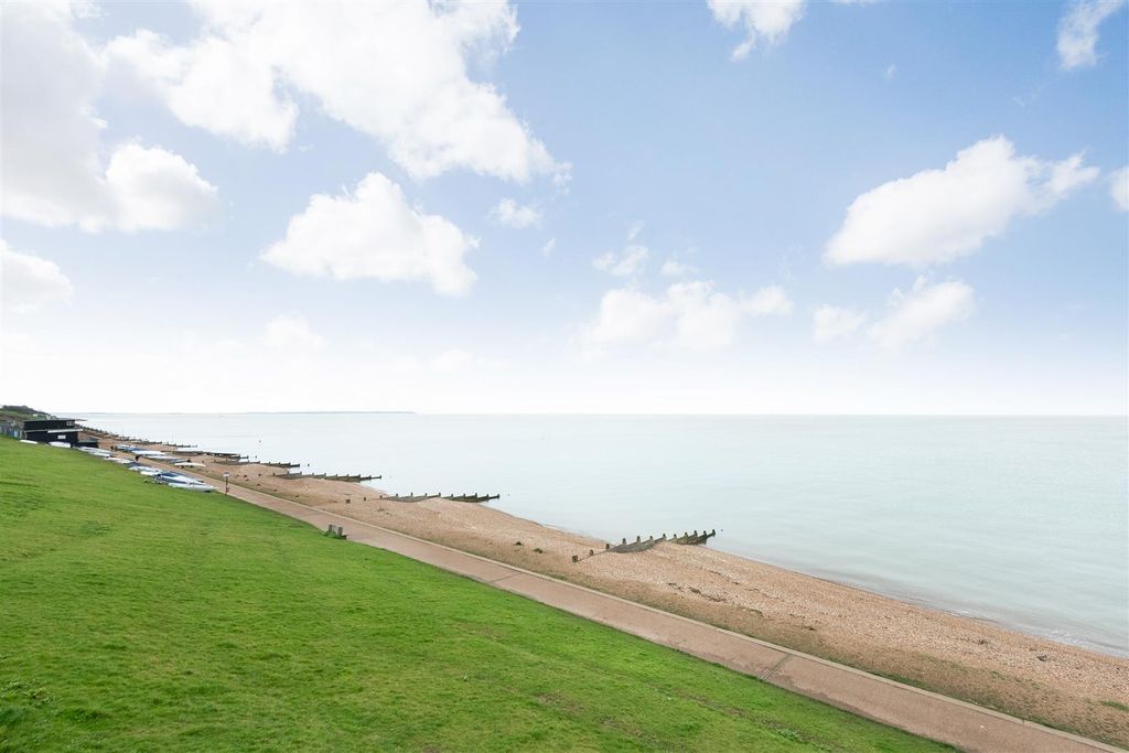 Property photo 2 of 29 Marine Crescent, Tankerton, Whitstable