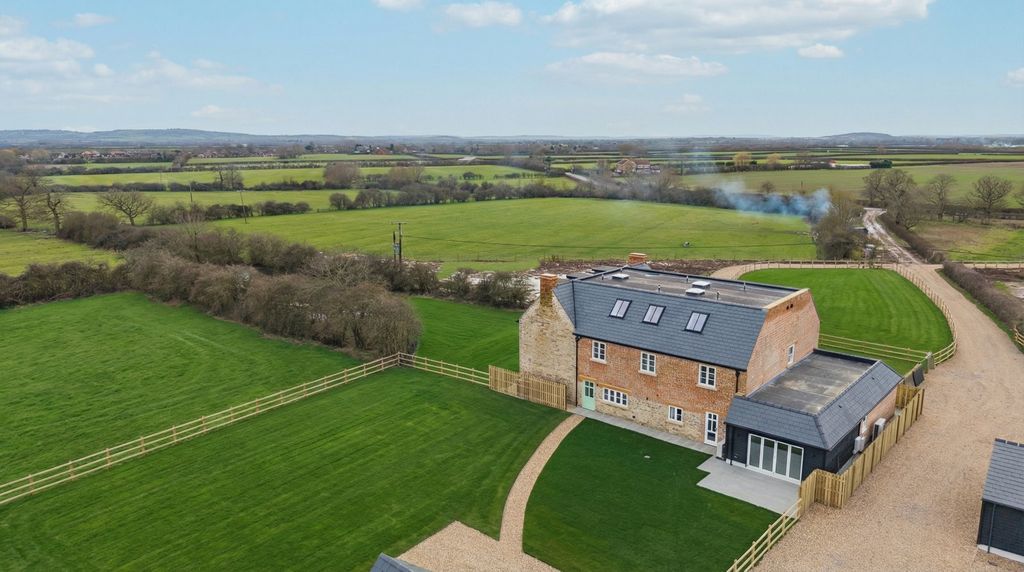 Property photo 1 of 10 Amberley House