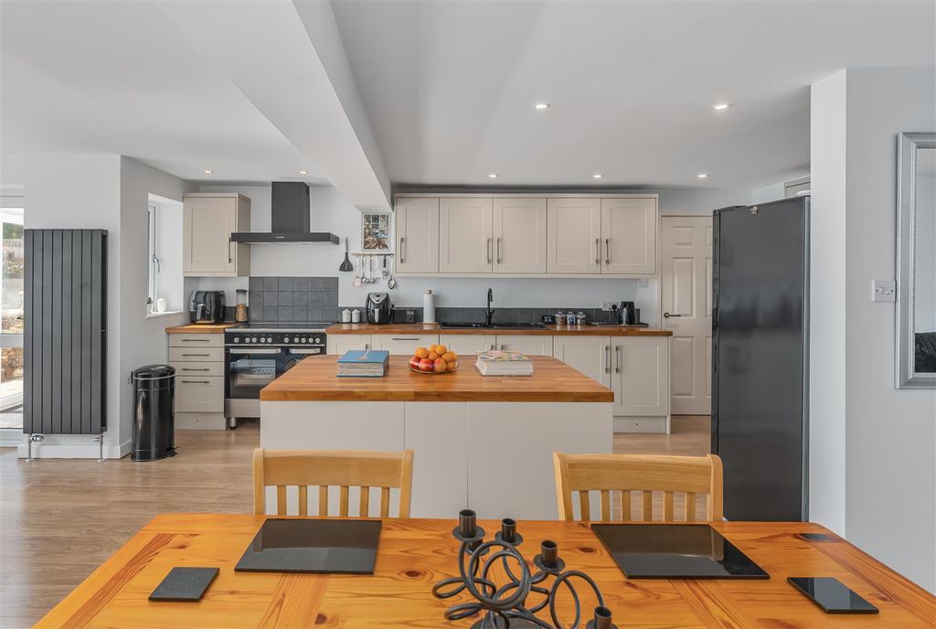 Property photo 3 of 24 43 Leigh Grove, Banbury-16.Jpg