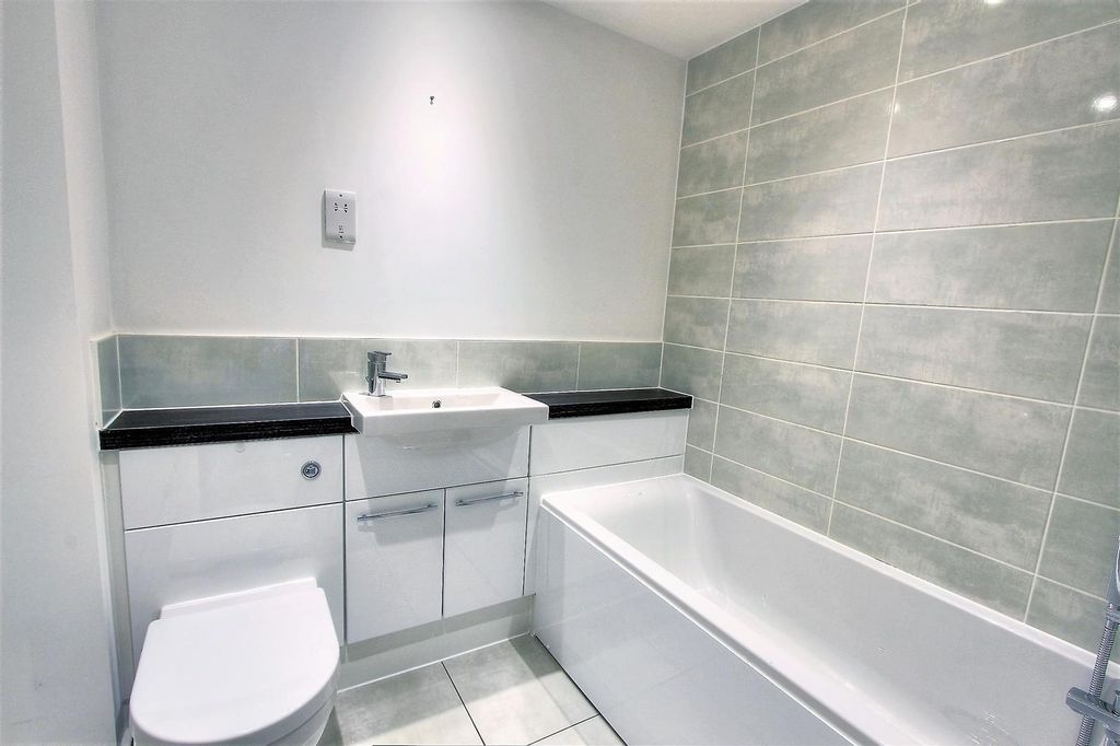 Property photo 1 of 8 Bathroom.Jpg