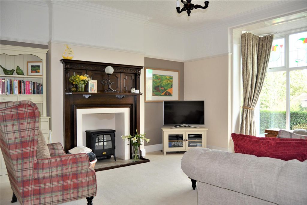 Property photo 2 of 17 Lounge