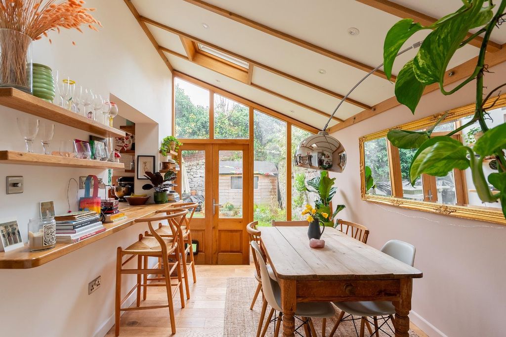 Property photo 1 of 31 0C5Gmr - Dining Room E.Jpg