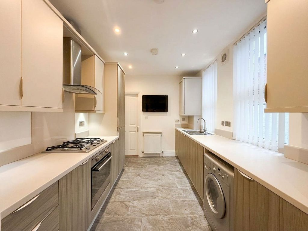 Property photo 1 of 11 Kitchen