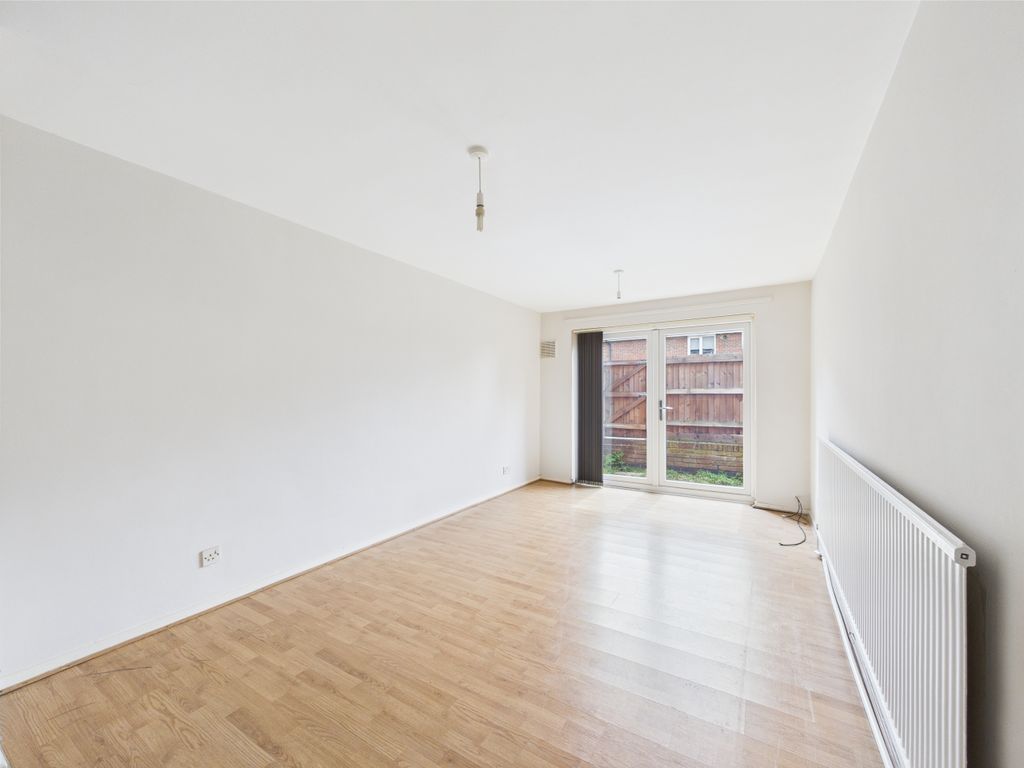 Property photo 3 of 9 Cam01354G0-Pr0522-Still003