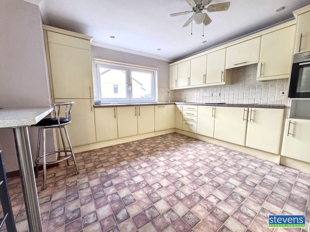 Property photo 3 of 14 Image00014