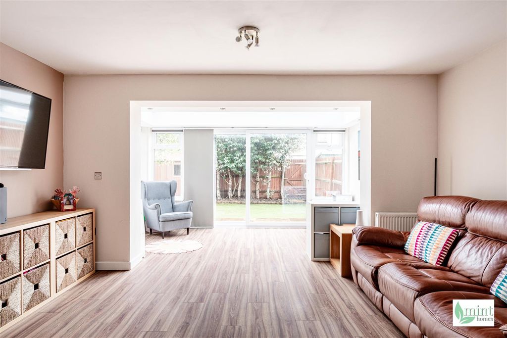 Property photo 2 of 18 Pyle Close - Watermark-17.Jpg